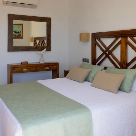 梅努尔卡-卡拉布兰卡酒店 *